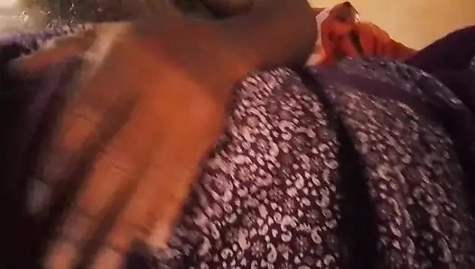 Tamil köylü kızının göğüsleri kocası tarafından emiliyor ve masaj yapıyor