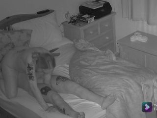 Une belle-mère se faufile dans la chambre de son beau-fils et le réveille pour baiser