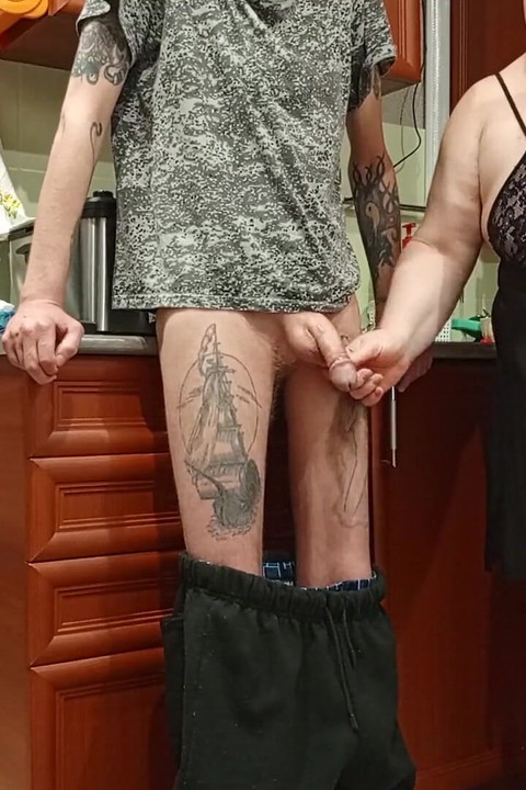 Tchýně mi saje ptáka a honí si, zatímco jsme sami doma