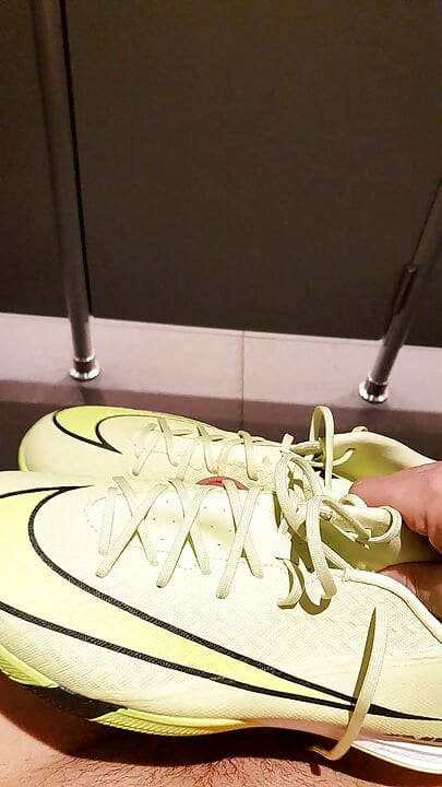 Nike น้ําแตกในห้องน้ํา