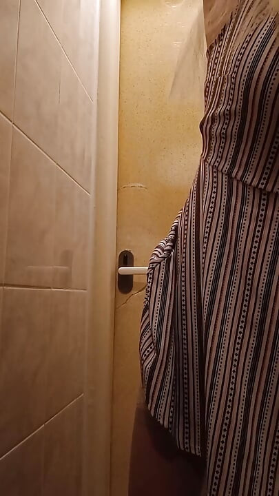 Pelacur penurut ini lagi asik ngentot dildo ukuran raksasa di toilet