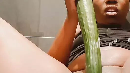 Venha assistir bubbling_booty fodendo um pepino no banheiro público até ela gozar