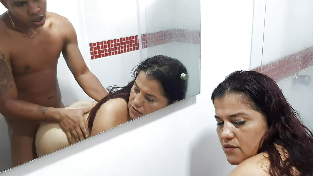 Latina morena tetona follando con su hijastro