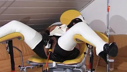 Молодая возбужденная женщина вводит секс-игрушку в ее киску