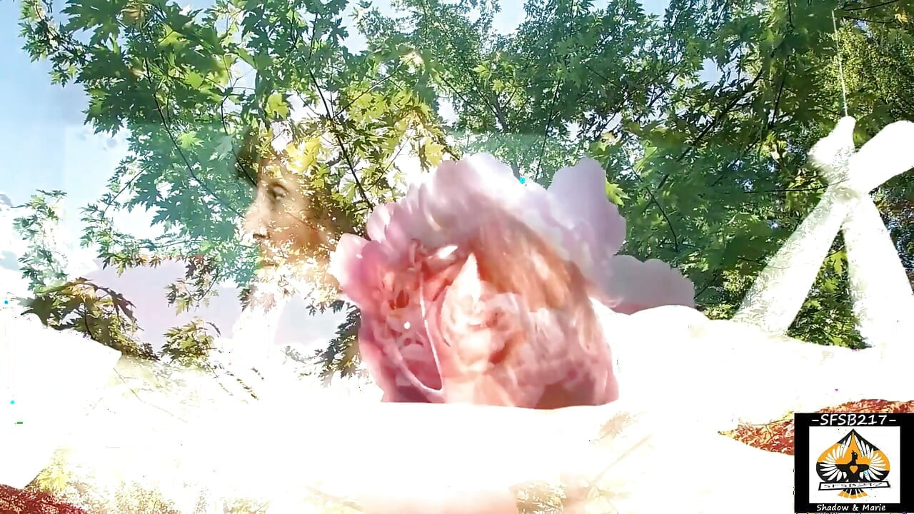 그녀가 삼키는 펠라를 하는 섹시한 밀프 Marie Feet