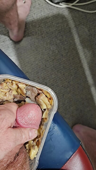 Menikmati dan membumbui beberapa pasta hangat