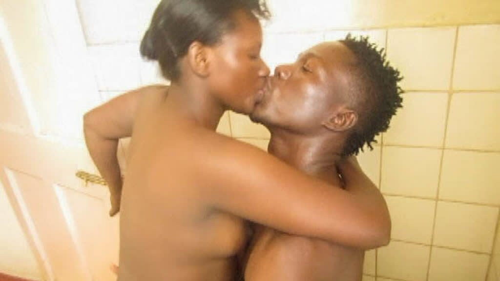 Casal africano de pele marrom com tesão fodendo hardcore no banheiro!