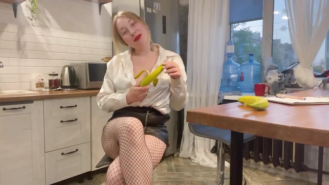 Pada teman lelakinya dengan bosnya di tempat kerja.