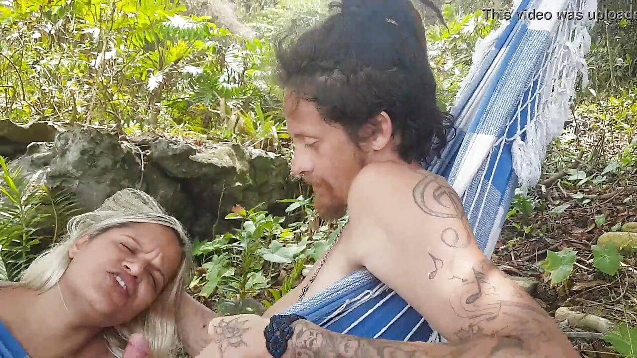 님프가 판매자의 자지 리피 위에 사정하는 장면