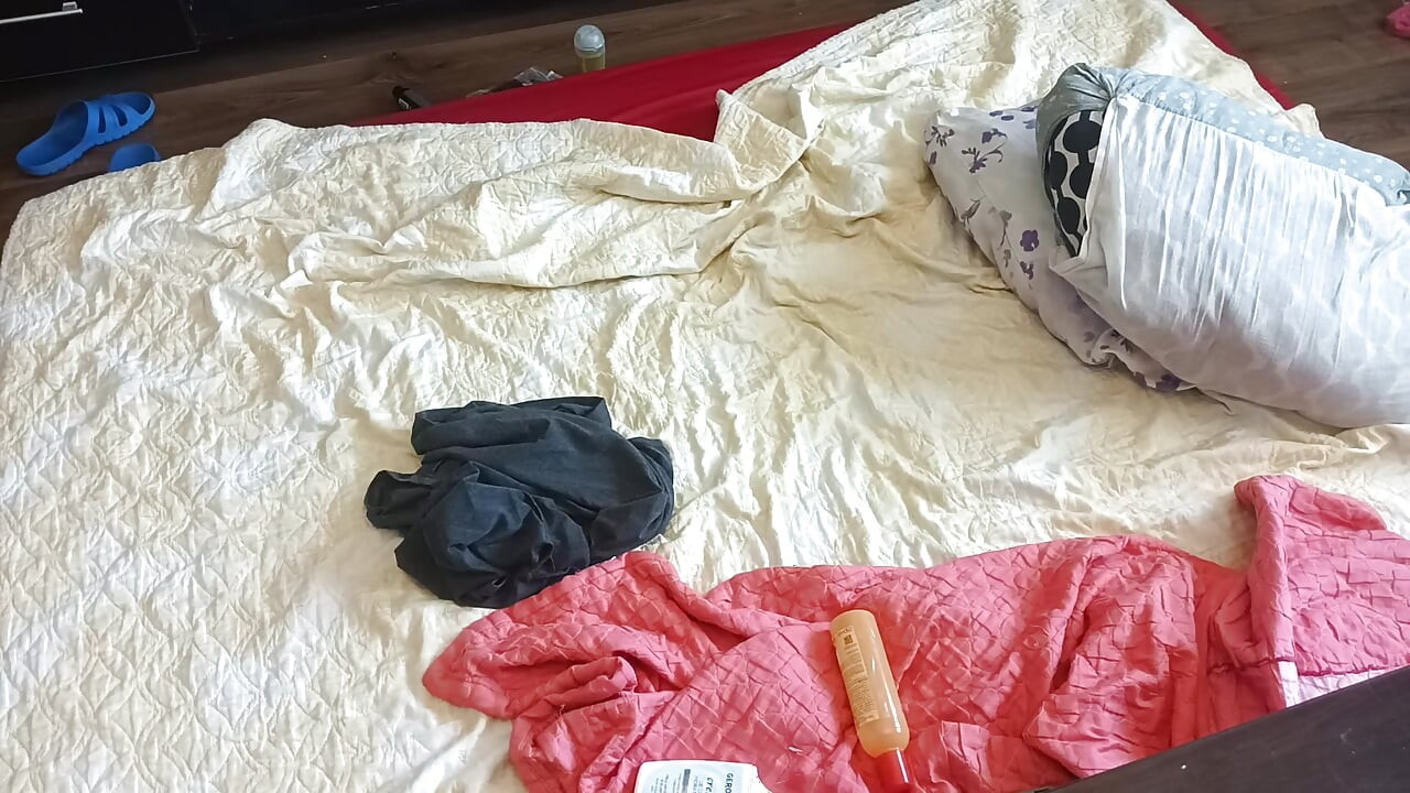 Mateur Wife Gives Me a Handjob Until I Cum, Hot Amateur Couple Foreplay in the Bedroom