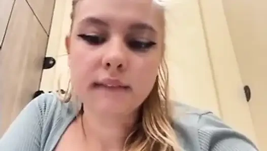 Aşırı fışkırtma. Kamerada oturuyor ve anal parmaklıyor