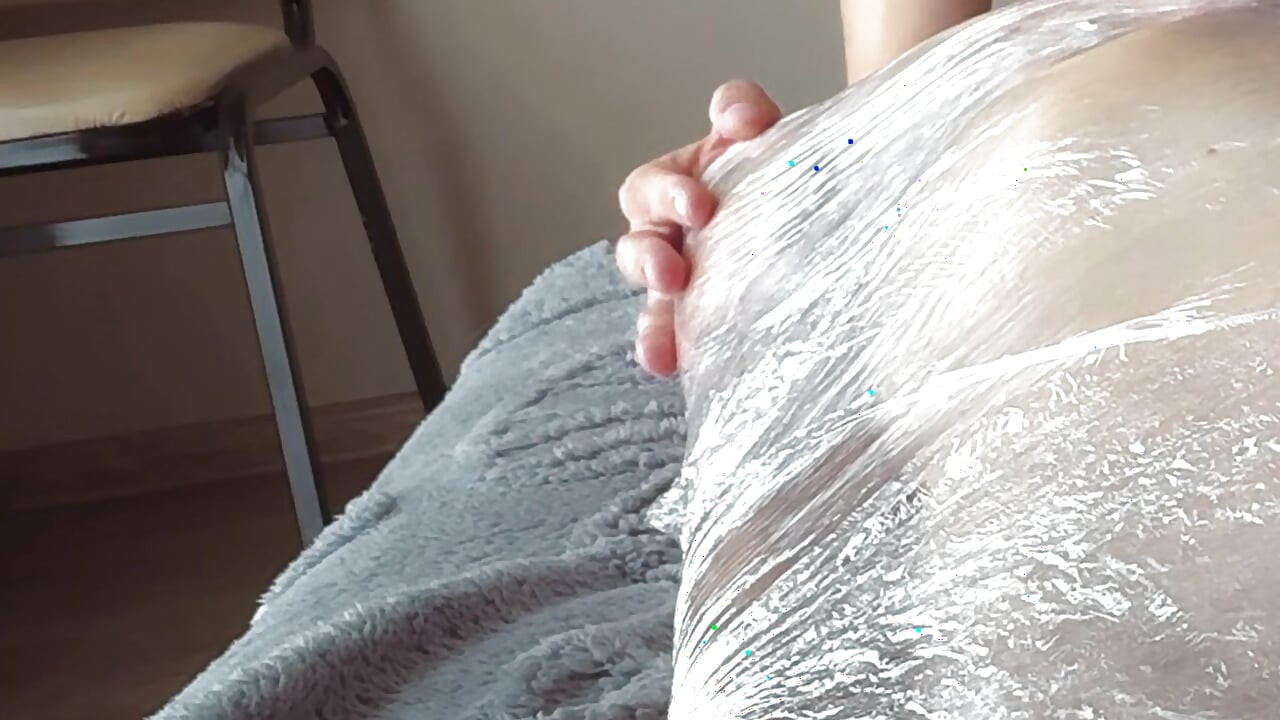 Enrolou meu amigo em plástico e o usou como um brinquedo de foda pessoal