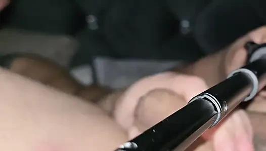 Evli üvey anne üvey oğlunu büyük ereksiyon ve elle muamele görüyor ve yardım ediyor