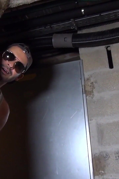 Tipul ăsta mic vrea mai multe pule