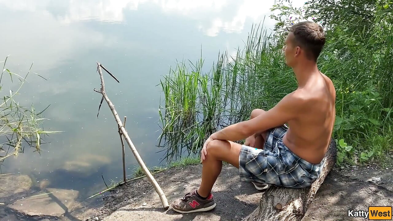 Je lui offre de baiser sur le lac à un inconnu
