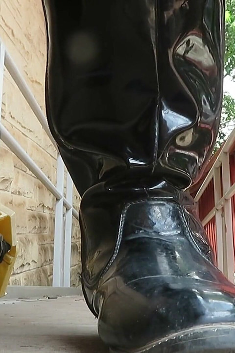 Bottes noires, gros plan, test d'écrasement de la vidéo