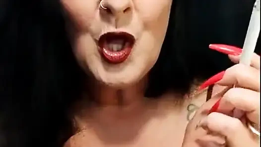 У твоей крутой мачехи есть большой черный член для тебя