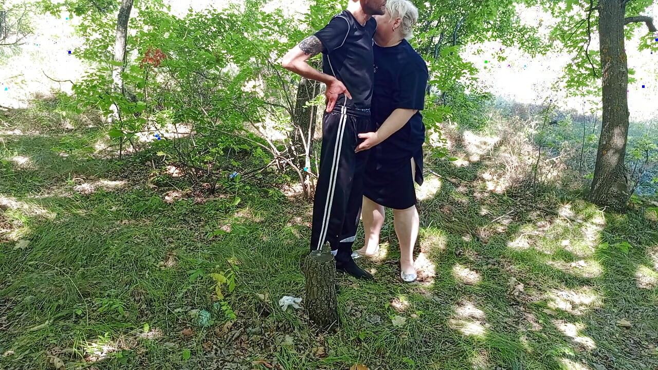 neighbor gives a public blowjob in the park