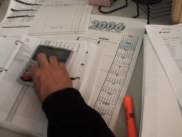 Azgın adam iki yarak arzulayan hatuna sikini emdiriyor