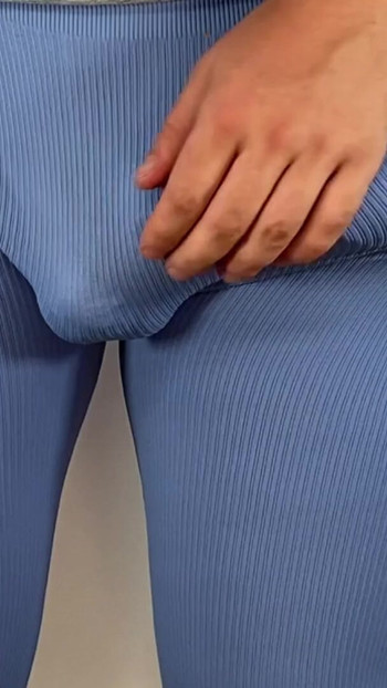 Zapanjujući trenutak iz filma "Ogroman kurac, masivno svršavanje u hlače"