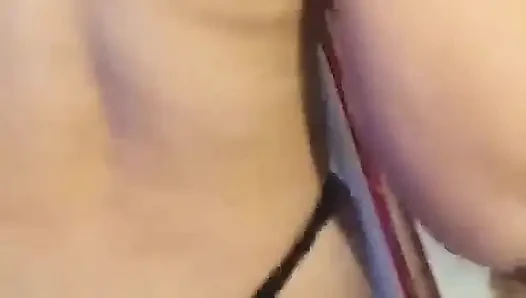 Vanessinha drehte ihr den Rücken zu, also blieb mir nur, das hier zu tun