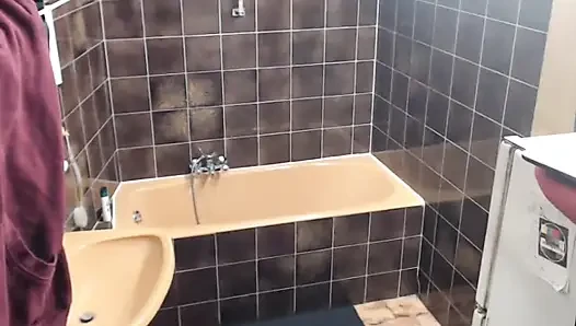 Beni soyunup duş alırken izle