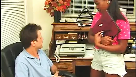 Pelacur hitam disetubuhi oleh pejantan putih di pantat