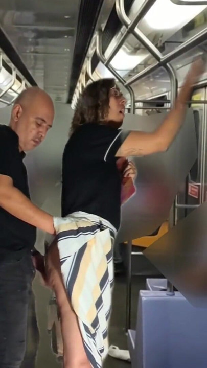 משפשף את עצמו במהלך הנסיעה ברכבת התחתית מתחת לחצאית שלה. | קליפ 1