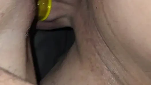 Süper samimi çift prezervatif takıyor ve seks yapıyor