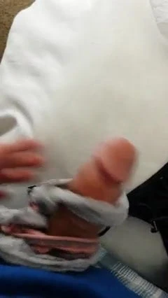 Masturbando e gozando na calcinha do primo