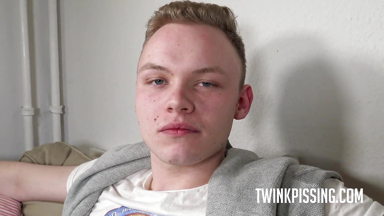 Ben (22) Twink Boy Getting Handjob and Pissing