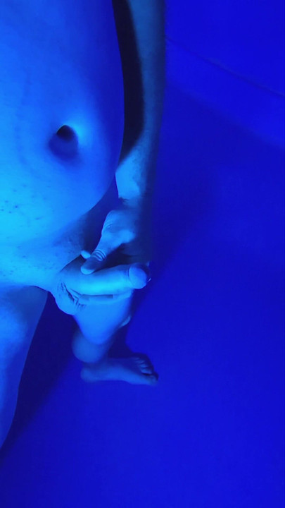 Underwater in the pool jerk off and cumshot