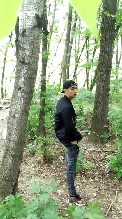 Böser junge wichst, während er zigarette in einem wald raucht - fast erwischt - damit seine eier voll bleiben