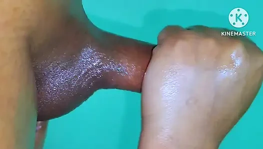 Geiles 18+ zimmermädchen gab ihrem freund heißes öl malish