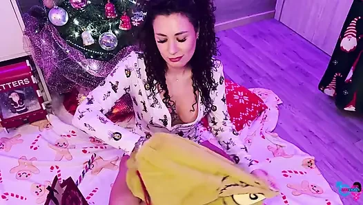 Yaramaz kız squirting yaparken mastürbasyon yapıyor ve Noel ağacının altında kıçını siktiriyor!