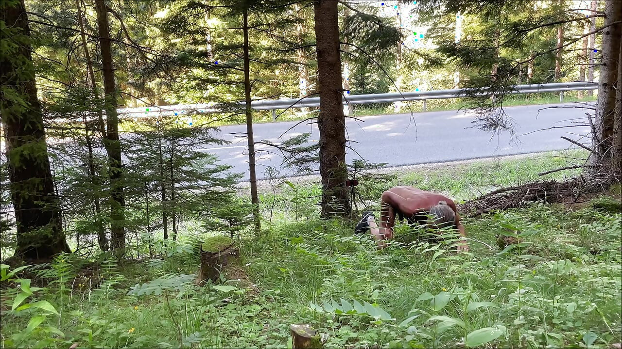 Showing your ass naked next to the street ...