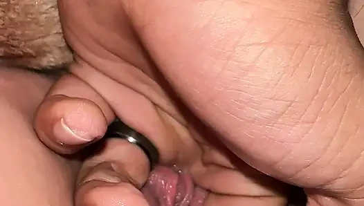 MILF gibt einen schlampigen blowjob, während mit ihrer muschi gespielt wird