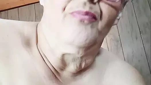 Üvey anne üvey oğlunun büyük yarağını seviyor