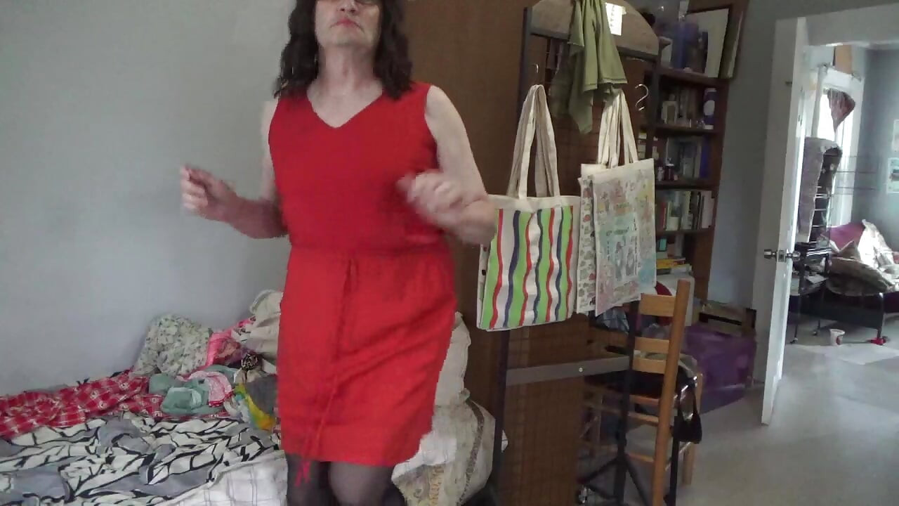 Velha de vermelho. Magda Lusin. 2026f
