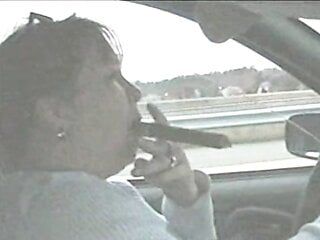 Enorme cigarro en el auto