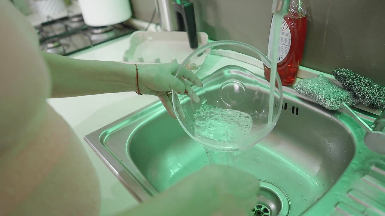 Piedi da solo giocando con egg