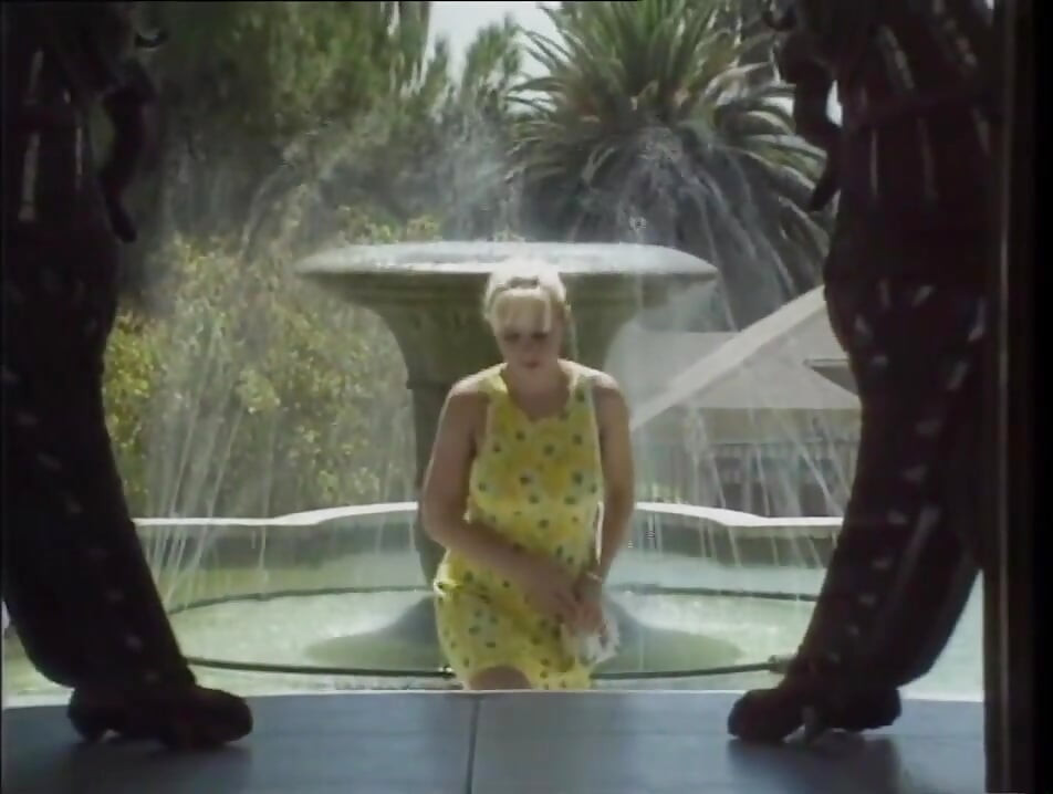 Três milf com tesão estão gostando de lamber a buceta molhada antes de se foderem