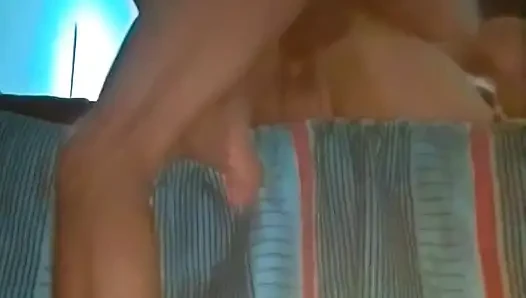 Pelacur yang sudah menikah mengutuk, mengerang, dan memohon kontol, seperti istri seksi yang baik seharusnya.