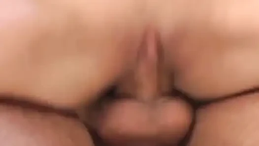 Brunette gerah mengobel memek basah sebelum ngentot di sofa yang intens