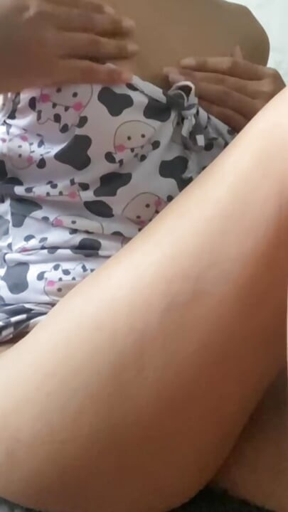 Wróciła do domu z wyprostowaną sutkami, pieści mnie! Prawdziwe domowe wideo