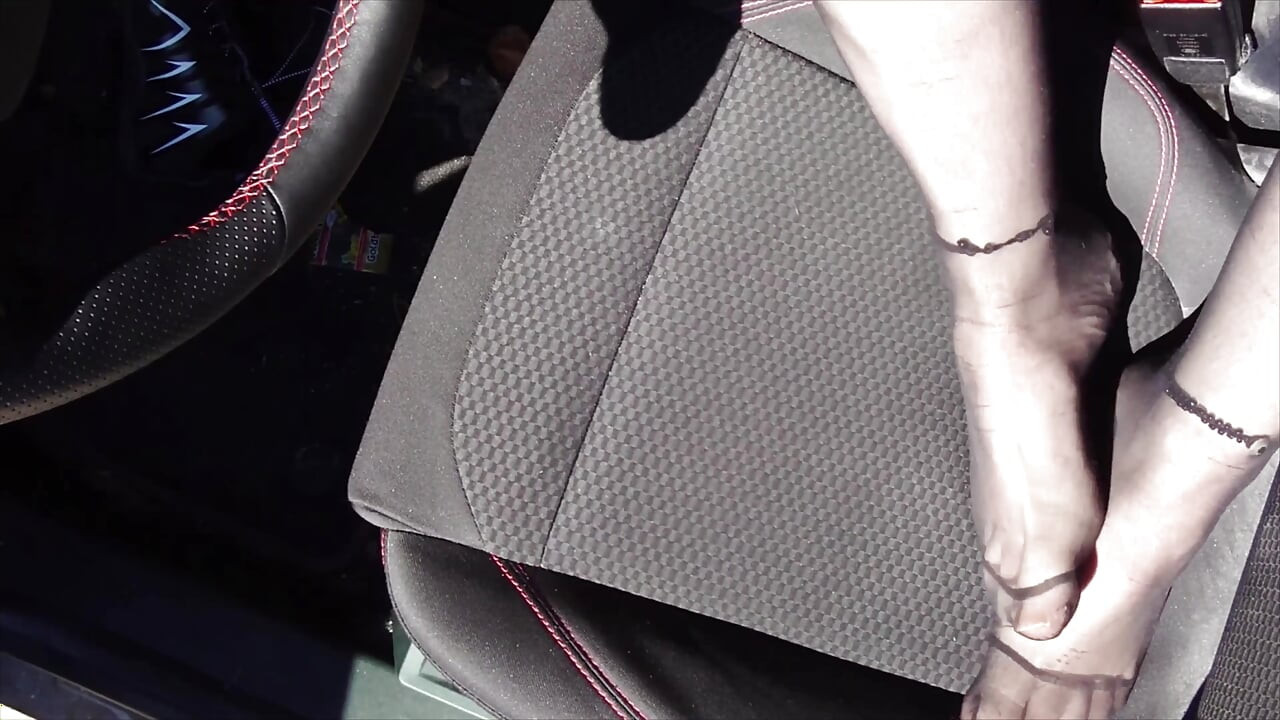 Füße Von Nylonjunge in Strumpfhose Im Auto