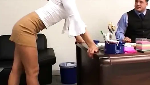 Büyük memeli Fransız hatun sıkı götünü patrona siktiriyor ve dölle kaplanıyor