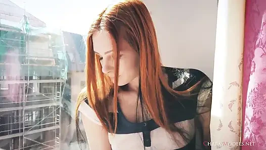 Lea in Sunshine, rothaariges schätzchen am fenster