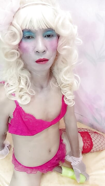 섹시한 포르노를 입고 합성 을 연주하는 Oanh Le 트랜스젠더.
