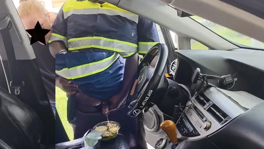 OMG!!! Vrouwelijke klant betrapt de man die eten bezorgt terwijl hij zich aftrekt op haar Caesar&#39;s salade (in de auto)